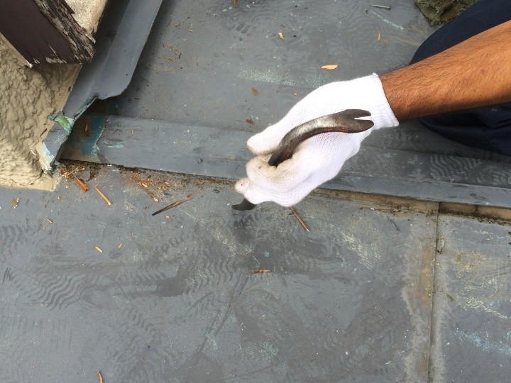 心木であるカッパの上に被さっている板金を剥がす作業
