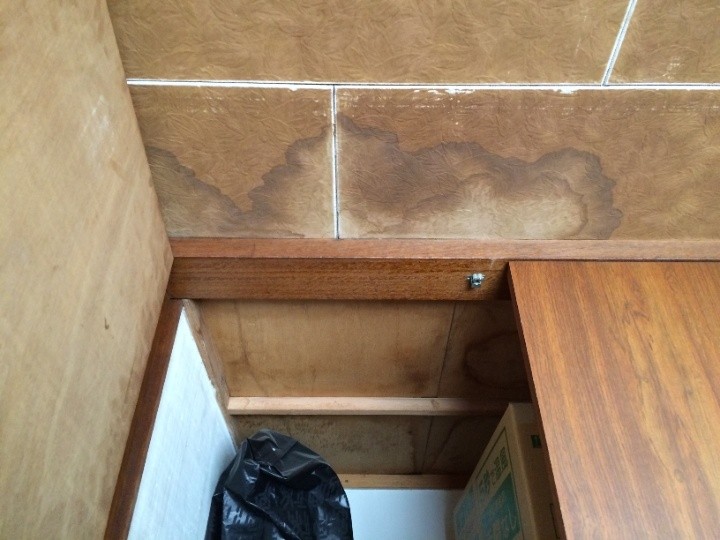 棟の真下にある天井に雨染み