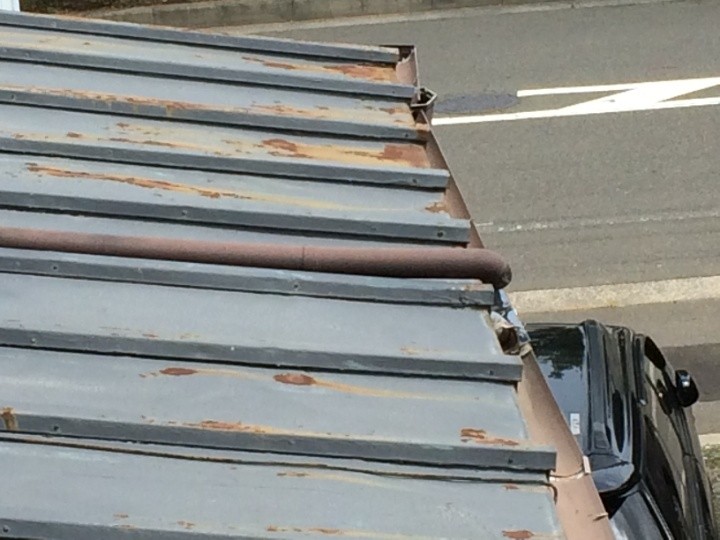 下屋根の一部に錆が見られる状態