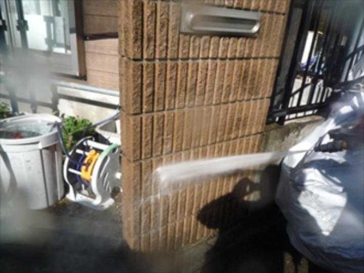 擁壁に高圧洗浄