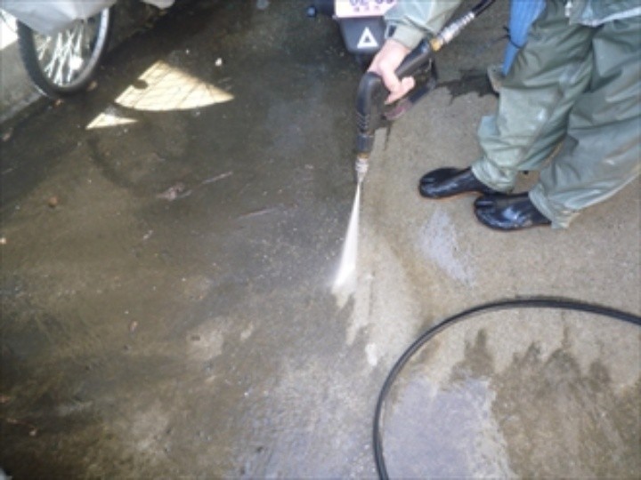 コンクリート（床）に高圧洗浄