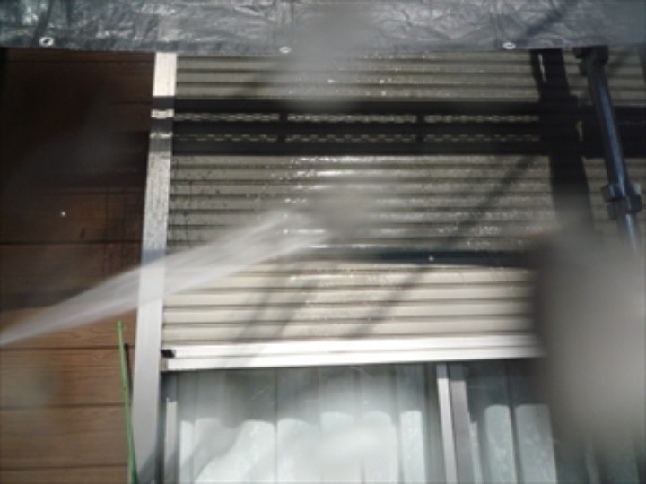 雨戸に高圧洗浄