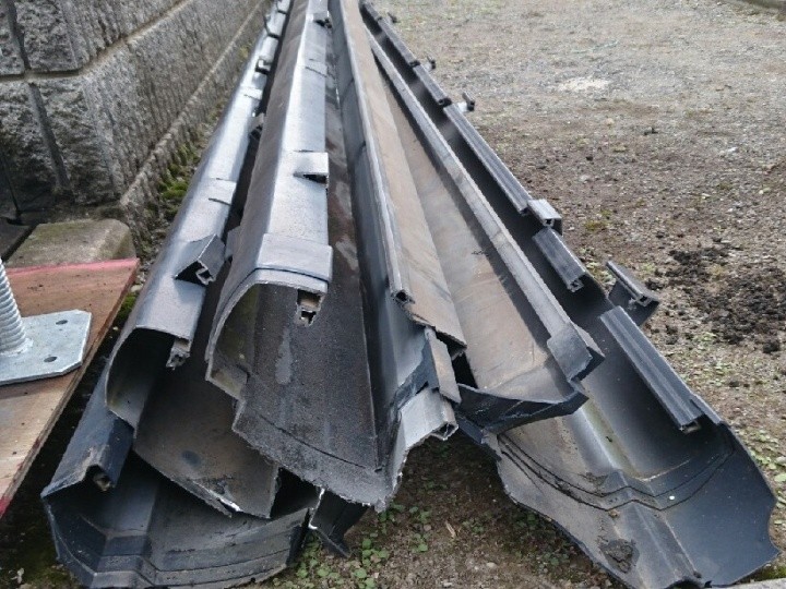 既存の雨樋の撤去作業