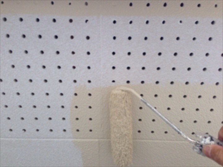 軒天の中塗り作業