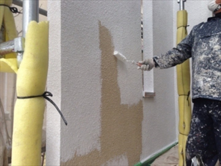 下塗り材パーフェクトフィラーを塗布