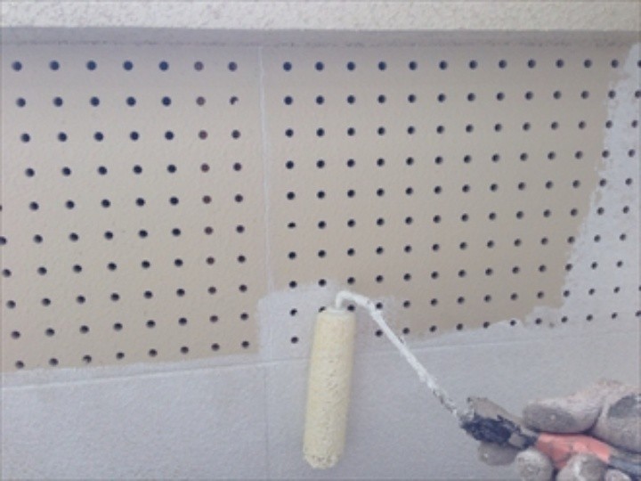 軒天の下塗り作業