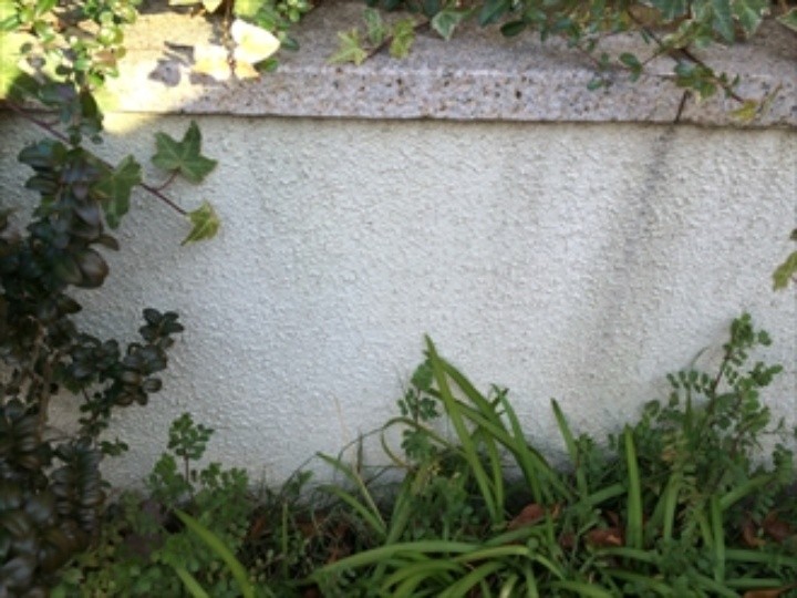 擁壁の表面に汚れが発生