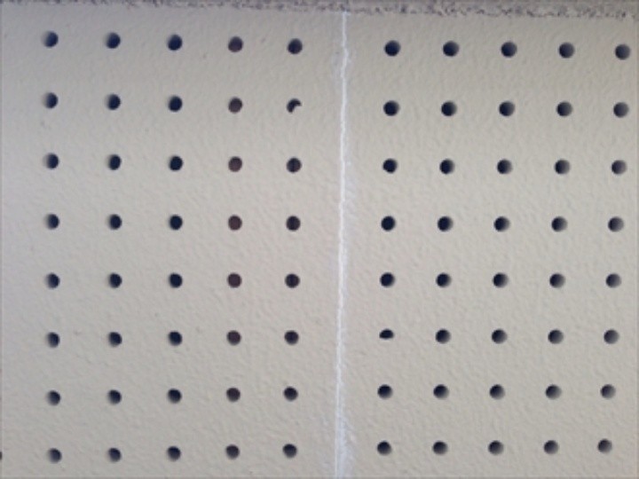 継ぎ目にシーリングを施す作業