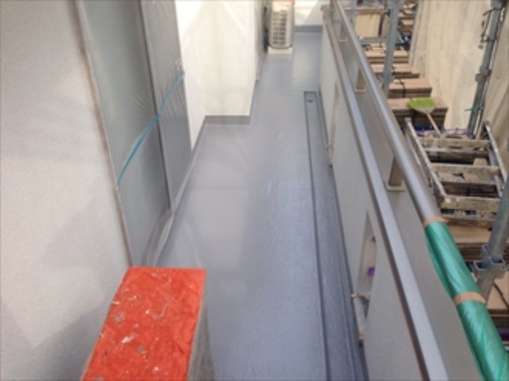 FRP専用トップコートを塗布した後