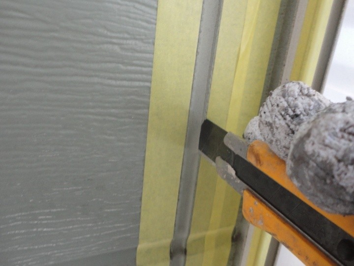 古くなったコーキング材を撤去