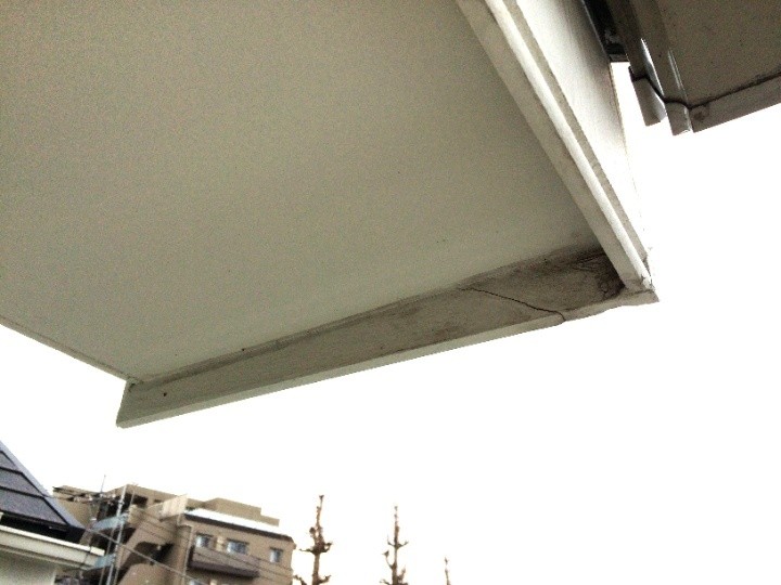 破風板と軒天の取り合い部分から亀裂が発