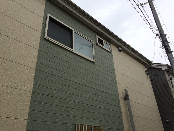 外壁材は模様の異なる2種類の窯業系サイディングを使用