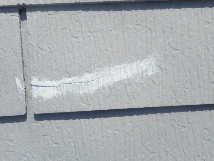 シール材にヘラで表面を均する作業