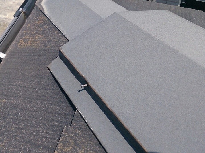 棟板金の釘が浮き上がっている状態