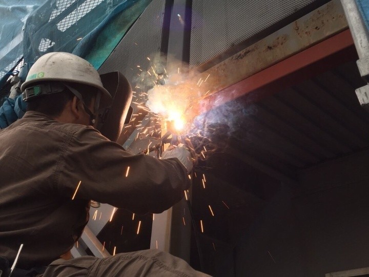 鉄骨階段の補強作業