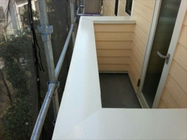 バルコニー（笠木部分）の塗装作業が完了した状態