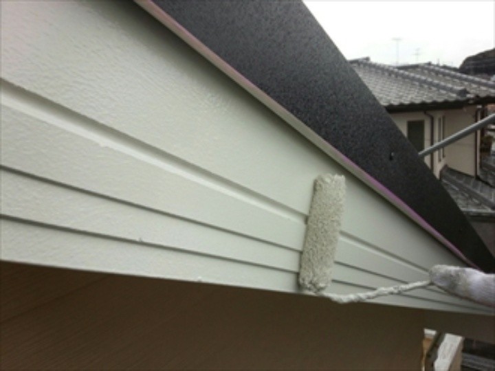 付帯部（破風板）への塗装作業