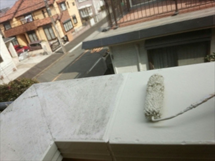 バルコニー（笠木部分）の塗装作業する工程