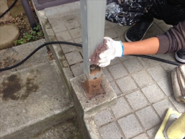 玄関柱にケレン作業