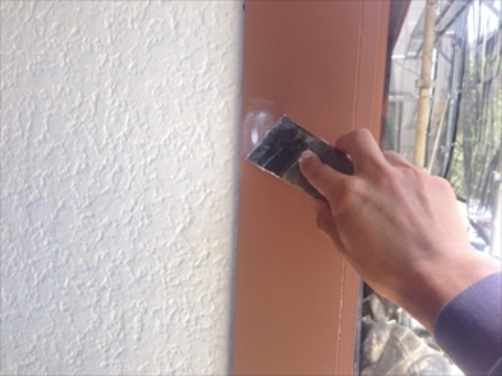 パテで埋めて表面を整える作業