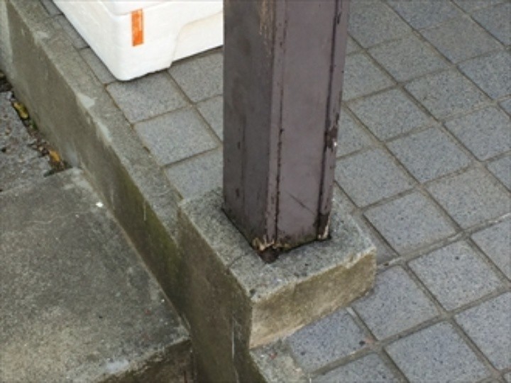 基礎部分は徐々に腐食が進行