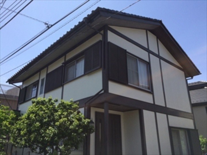 木製化粧板を活かした外壁塗装工事前の住宅