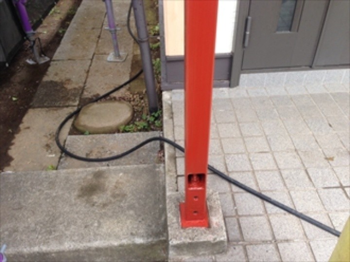 玄関柱に錆止め塗料「1液ハイポンファインデクロ」を塗布