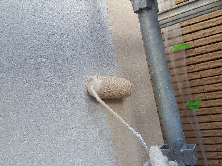 パーフェクトトップを用いた外壁の「中塗り」作業