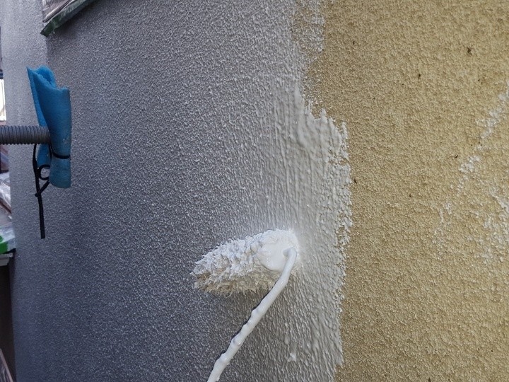 外壁の下塗り作業