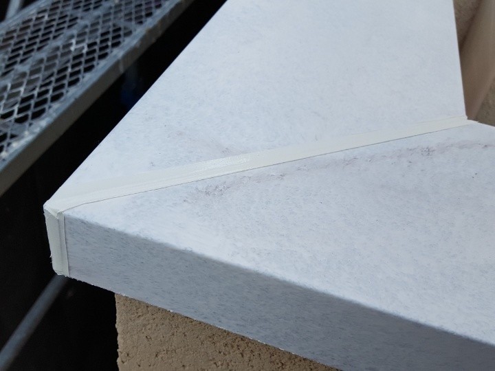 笠木にコーキング処理した後の状態