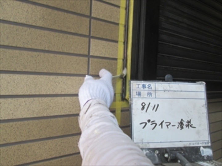 サッシ周りにプライマーを塗布