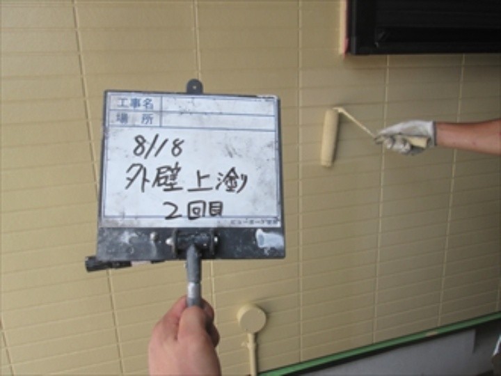 外壁の塗装作業（上塗り）
