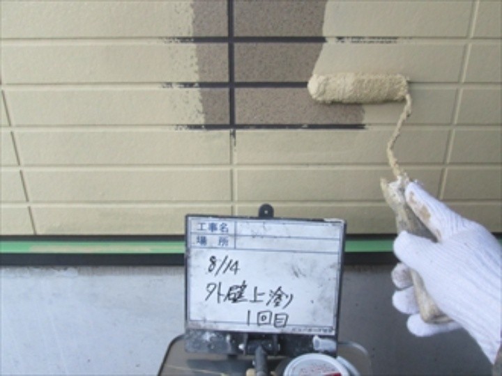 外壁の塗装作業（中塗り）
