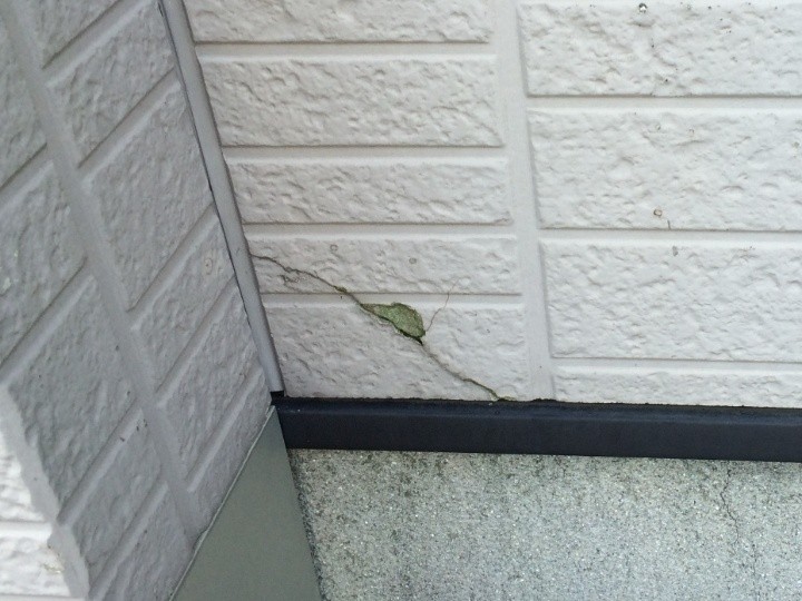 壁面のジョイント部分を亀裂が発生