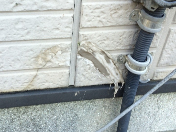 壁面のジョイント部分を中心にひび割れが発生