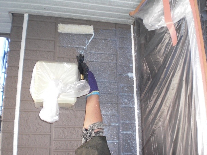 水性カチオンシーラーを塗布