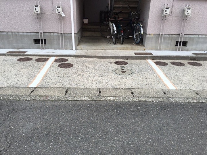 両端のテープを剥がして路面塗装工事竣工