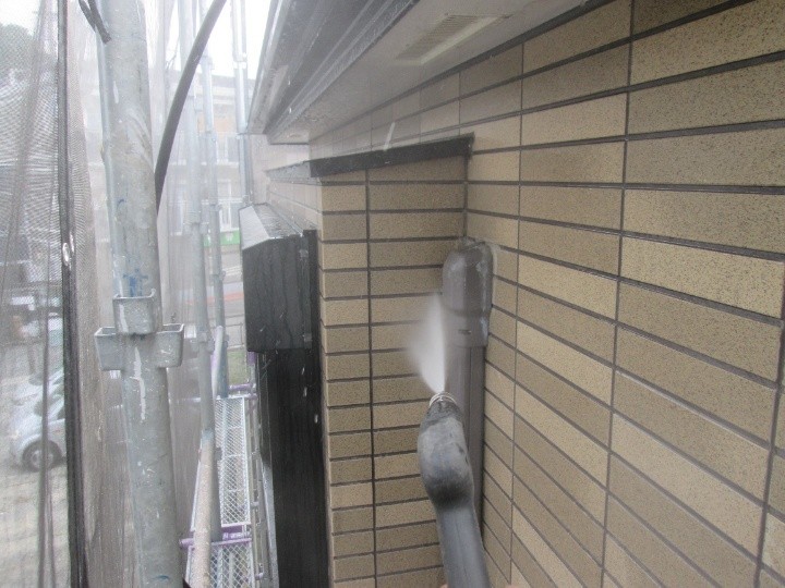 外壁に高圧洗浄する作業工程