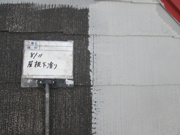 下塗り材「ベスコロフィラー」を使用して塗装作業する風景