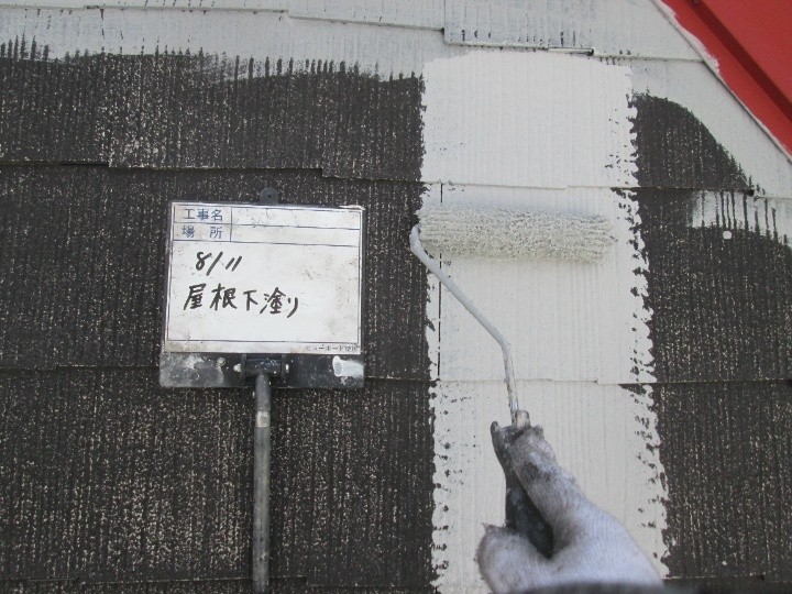 下塗り材「ベスコロフィラー」を使用した塗装作業