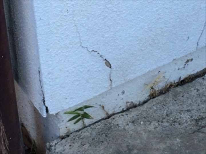 基礎側に小さな亀裂が発生