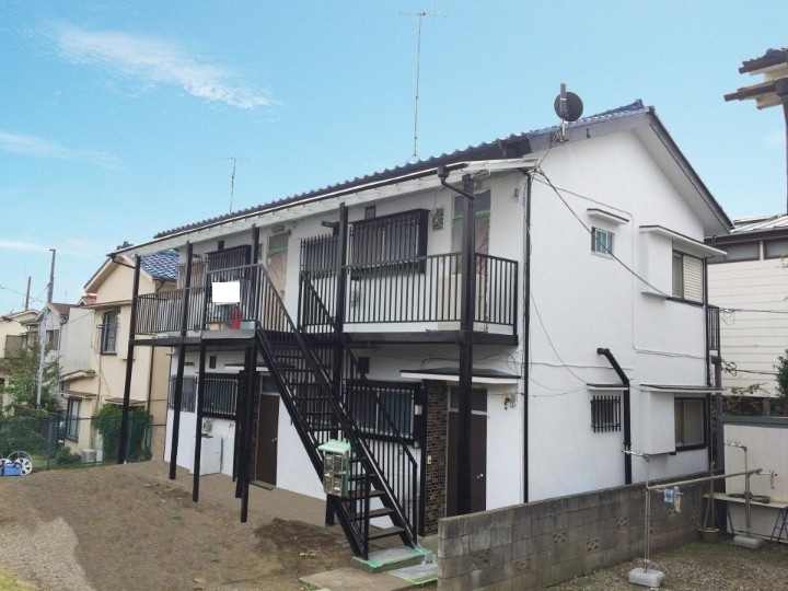 外壁塗装工事が完工したアパート