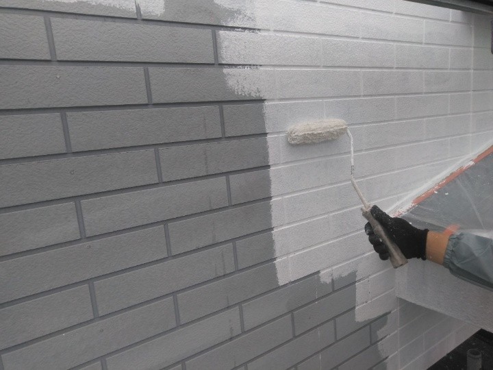 外壁の下塗り作業