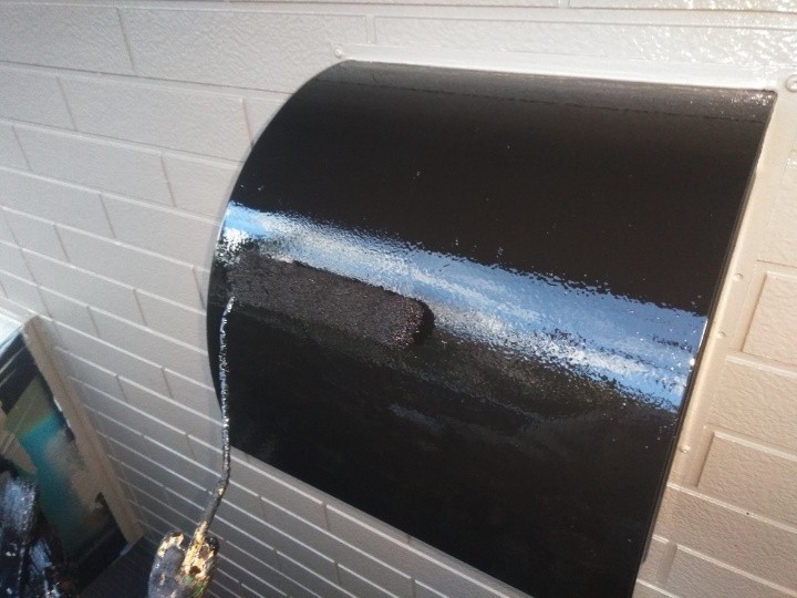 軒下換気口の「上塗り」作業