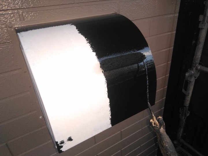 軒下換気口の「中塗り」作業