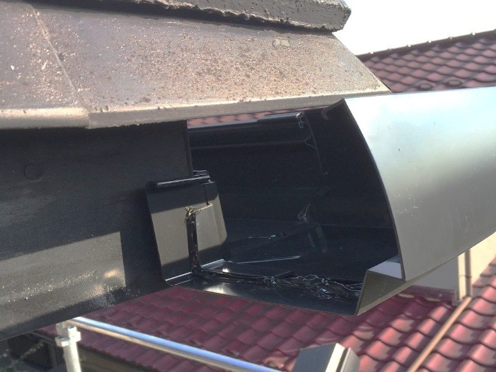 雨樋の吊り込み作業