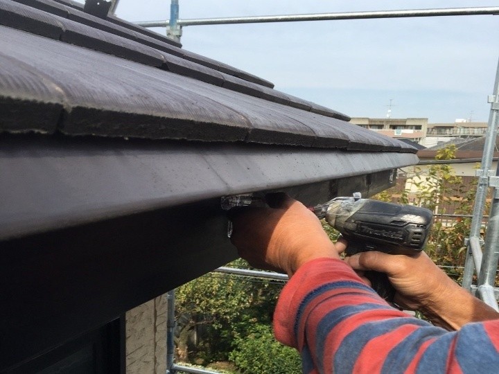 水糸を基準として金具を取り付け雨水が滞りなく流れる状態を確保