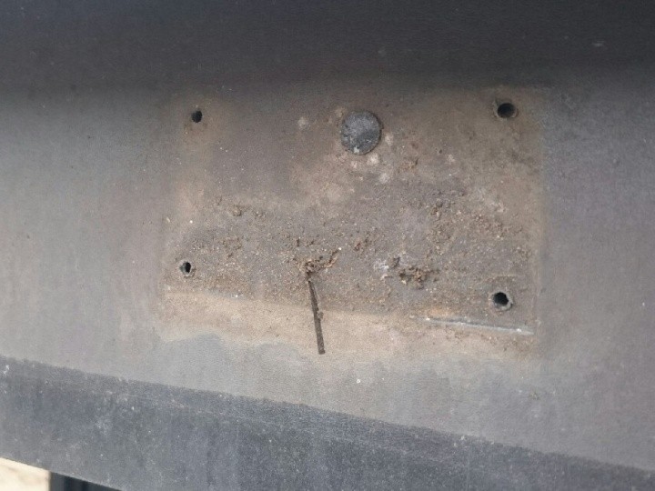 既存の金具を取り外した跡の状態