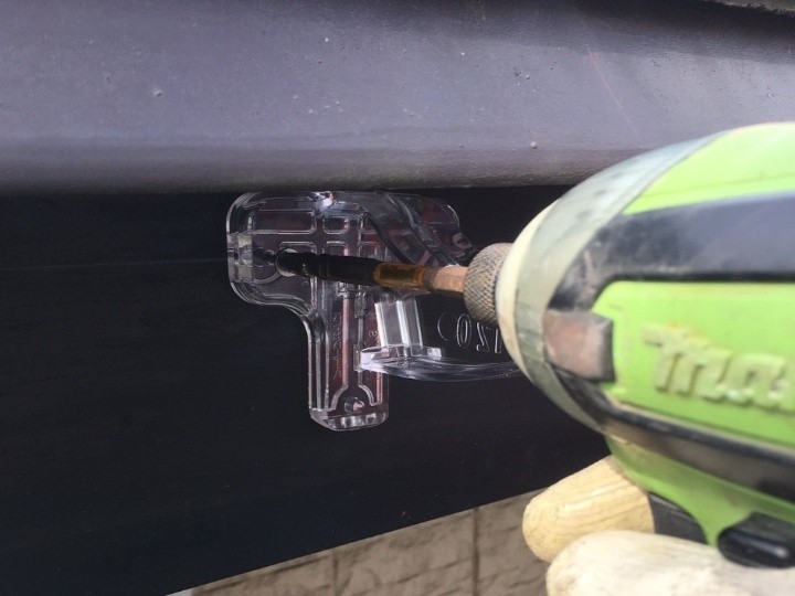 吊り込み金具をビスで順に固定