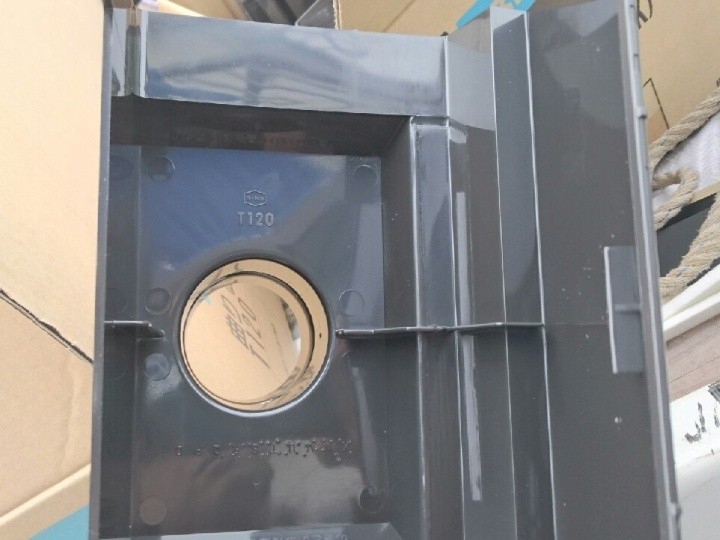 積水化学工業製の大型雨樋「H120」を採用